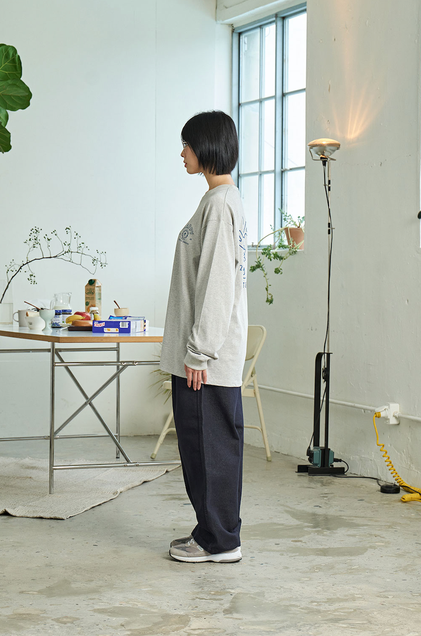 Two tuck wide deep indigo denim pants