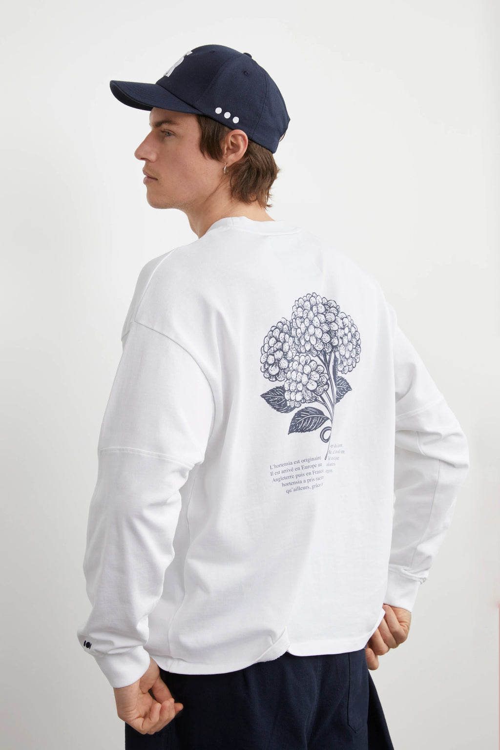 White hydrangea long-sleeved T-shirt