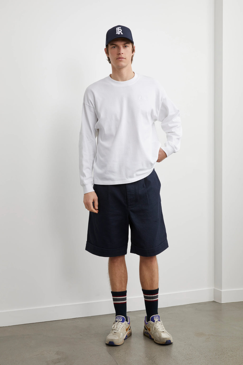 White hydrangea long-sleeved T-shirt