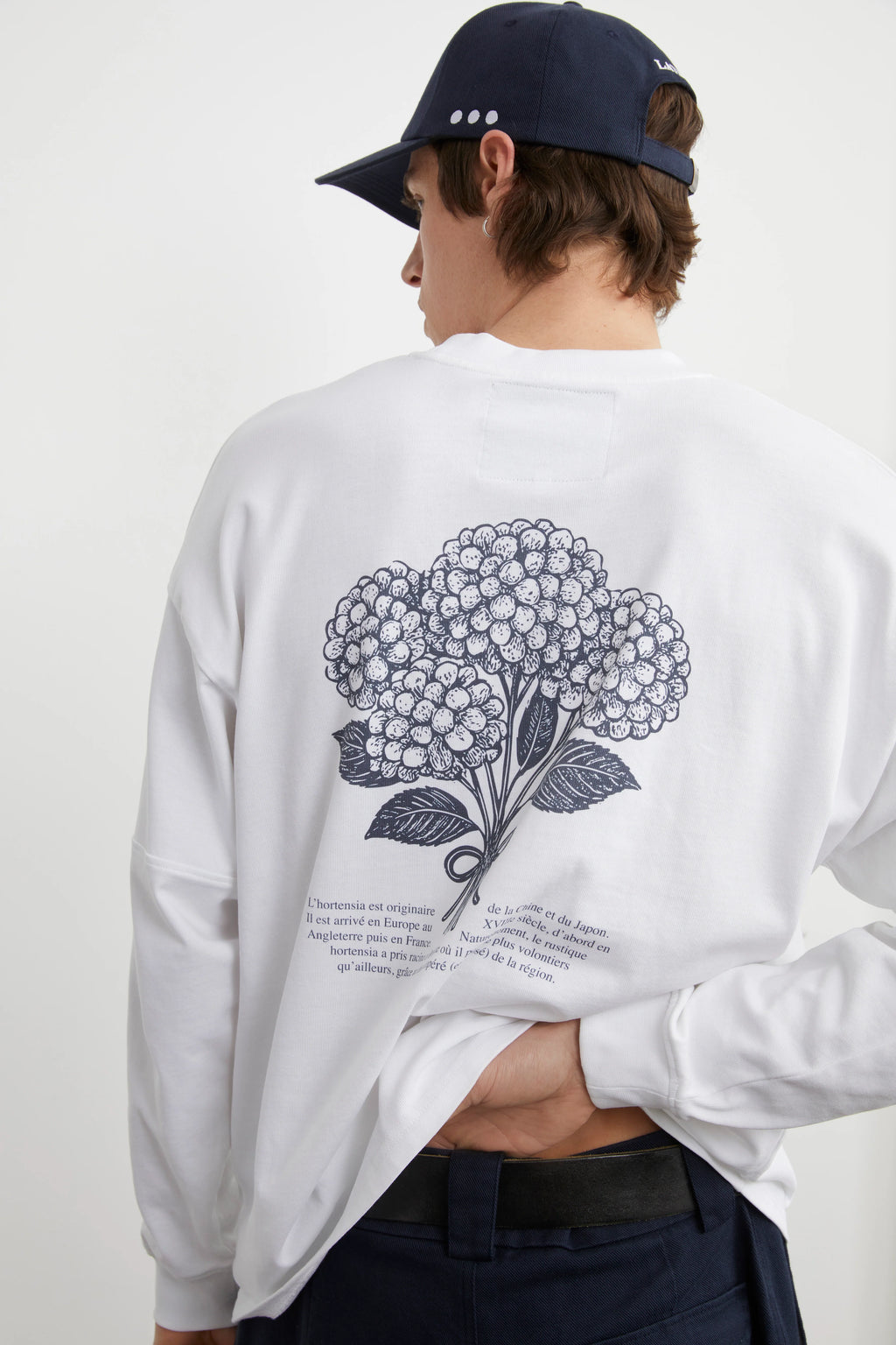 White hydrangea long-sleeved T-shirt