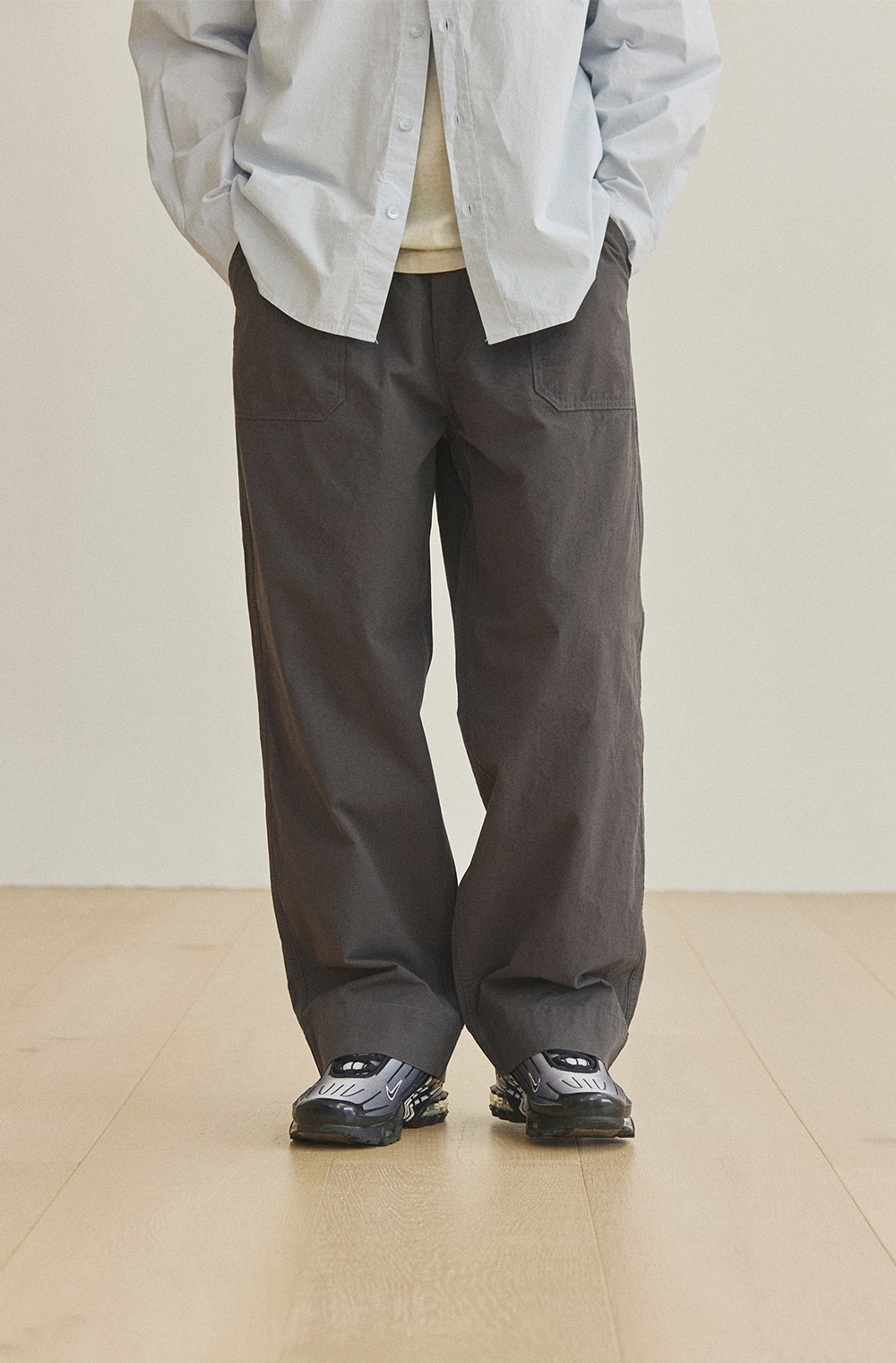 One-tuck wide fatigue pants charcoal
